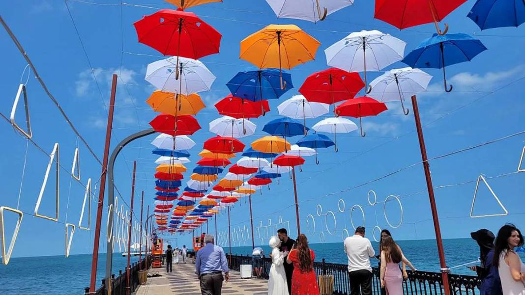Fotoğraf tutkunları buraya akın ediyor: Rengarenk şemsiyeler, sahilin yeni cazibe merkezi oldu 13